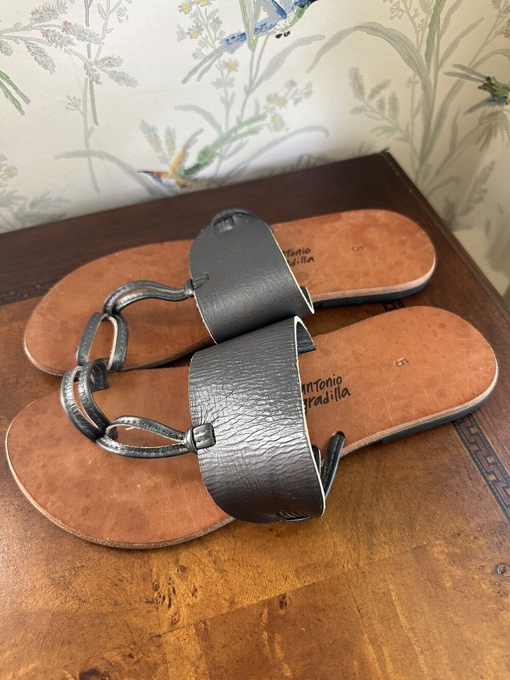 Antonio Gradilla womans Silver leather sandals US 8 BoxR minimalist 10” Length